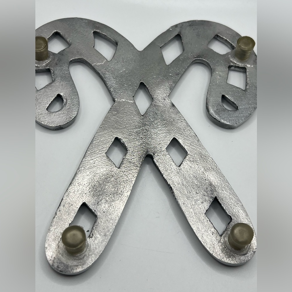 😎LAST CHANCE! $5/OR OFFERS CONSIDERED! Cast Aluminum Candy Cane Trivet PotHolder - Picture 5 of 5